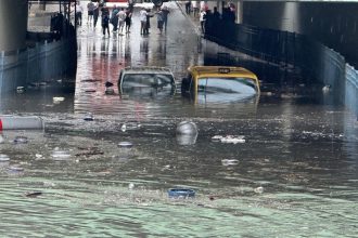 İstanbul’u sağanak vurdu: Yollar göle döndü, araçlar sular altında kaldı